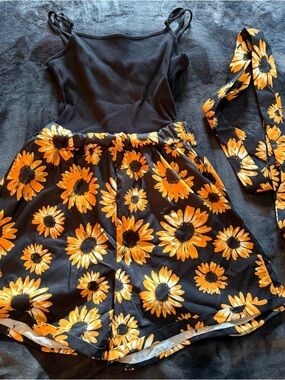 SHEIN Black Tank Top with Sunflower Print Shorts Set - Yellow & Black